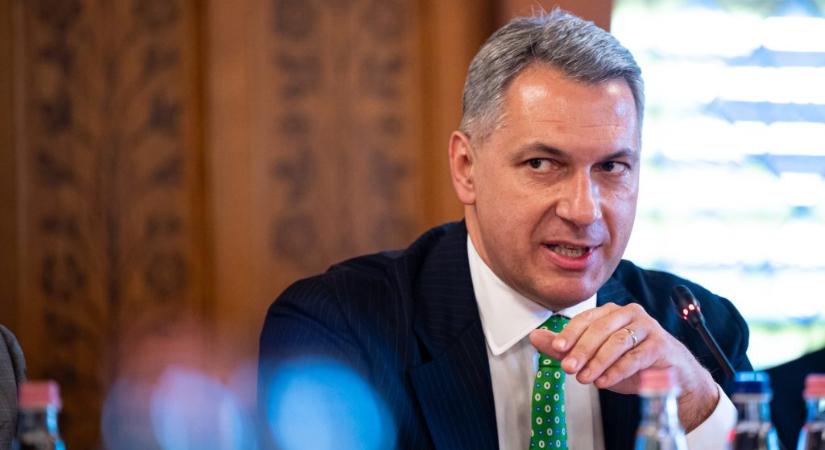 Ingyenessé tenné a 14 éven aluliak számára a tömegközlekedést Lázár János