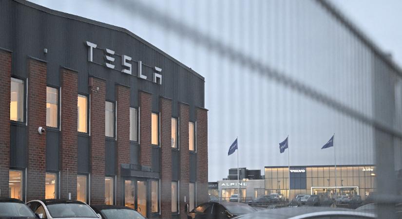 A Tesla beperli a svéd államot