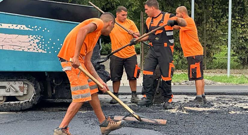 Még nagyobb dugókra kell felkészülni – Rengeteg helyen bontják meg az aszfaltot Budapesten és környékén, ezért lesz nehéz közlekedni