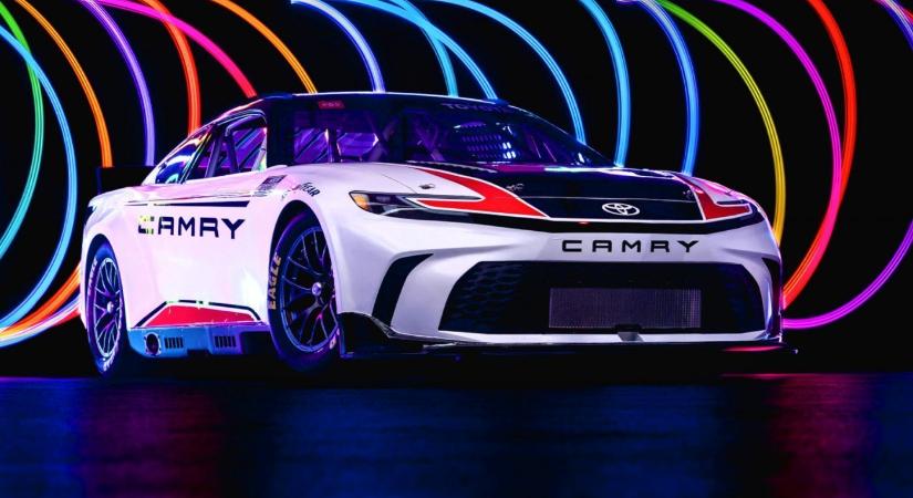 Máris itt a 680 lóerős, V8-as Camry kupé