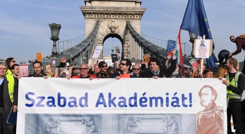 Sztrájkot fontolgatnak az akadémiai dolgozók, a tiltakozás hatására egy pontban az Orbán-kormány már meghátrált