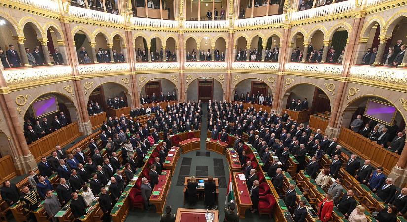 Ma újra módosíthatják az Alaptörvényt, ennyit a szuverenitás védelméről