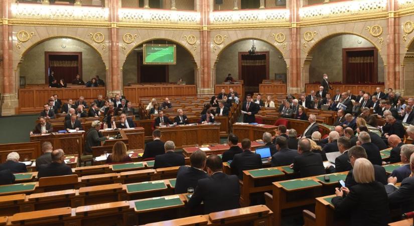 A szuverenitásvédelmi törvényjavaslatokat és Lázár dohányboltos szigorítását is tárgyalja a parlament kedden