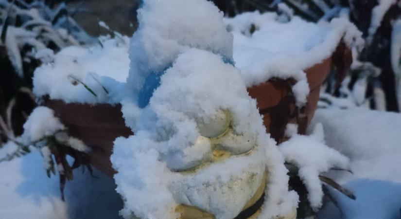 Hó borítja az utakat több helyen is Hevesben