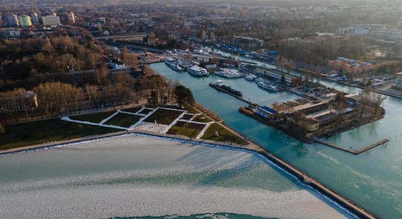 Meglepő dolgot csinált a cégvezető, hogy jobb legyen a kilátása a Balatonra – Forrnak az indulatok az építkezés miatt