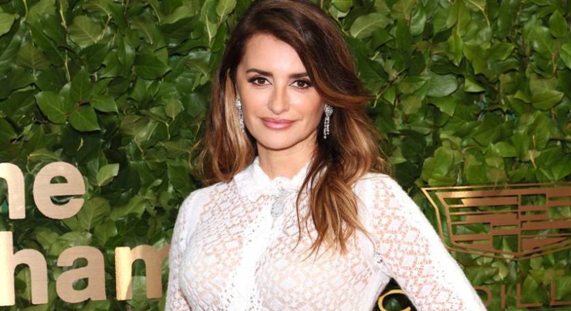 A jövőre 50 éves Penélope Cruz volt a díjátadón a legszebb: a csipkeruha rásimult nőies idomaira