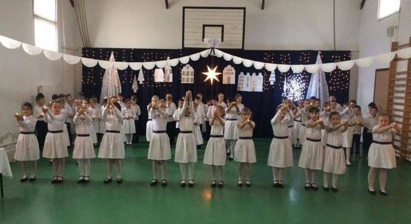 Együtt várják a szeretet ünnepét a pásztói általános iskolások
