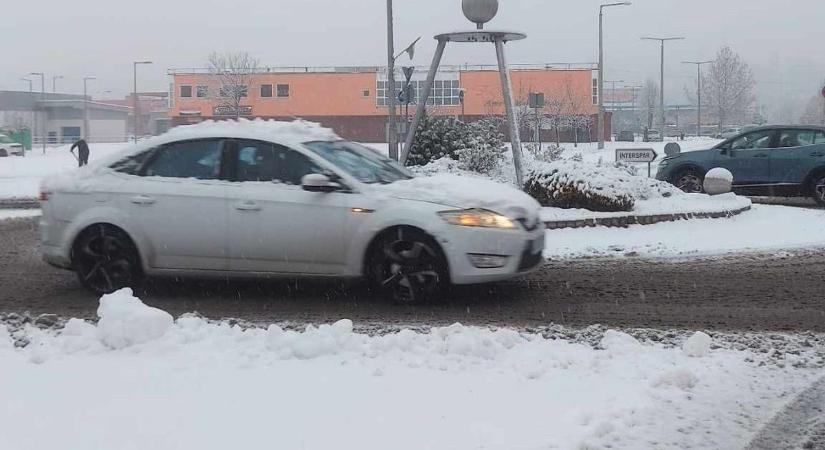 Rengeteg balesetet hozott a reggeli havazás Borsodban