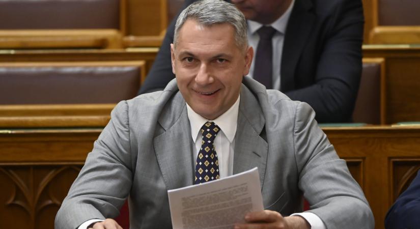 Terítette lapjait Lázár János: több tízezer magyarnak járhat ingyen országbérlet