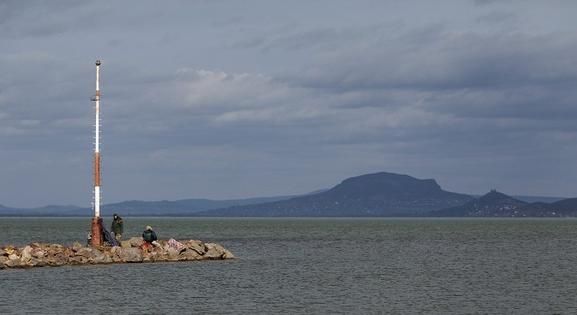 Akkora a baj a Balatonnál, hogy a miniszter segítségét kérik az önkormányzatok