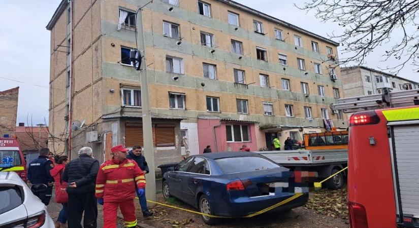 Robbanás egy lugosi tömbházban – egy lakó megsérült, több mint húsz lakás megrongálódott