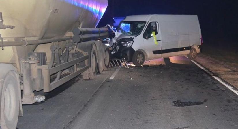 A saját tartálykocsija gázolta halálra a kamionost a 8-as úton