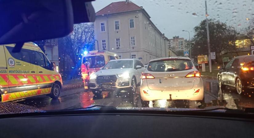 Baleset történt a reggeli csúcsban, mentők is érkeztek a helyszínre