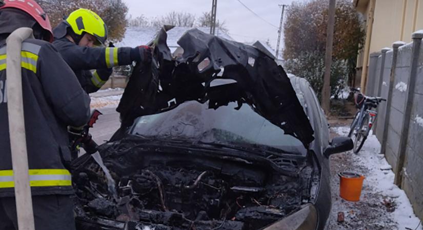 Kigyulladt egy autó motortere Újkígyóson