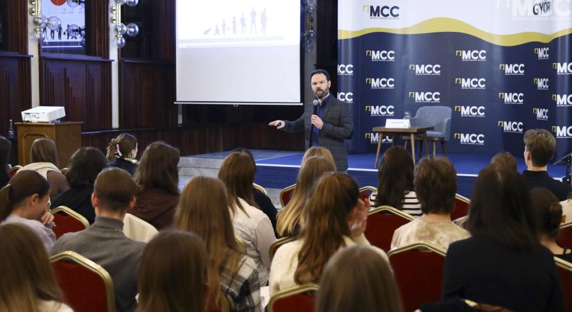 Boomer kontra Zoomer – Székely Levente előadása a győri MCC-ben