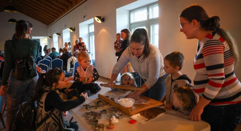 Adventre hangoló: dallamok és mézeskalács illat a levegőben Kápolnásnyéken