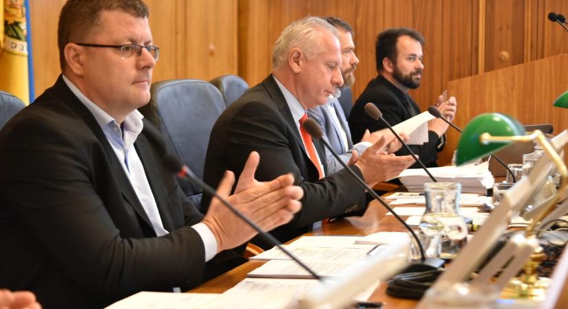 Szintet lépett a nyomozás a jogtalan, 400 milliós pénzlehúzás miatt, a pécsi Városházán aggódhatnak!