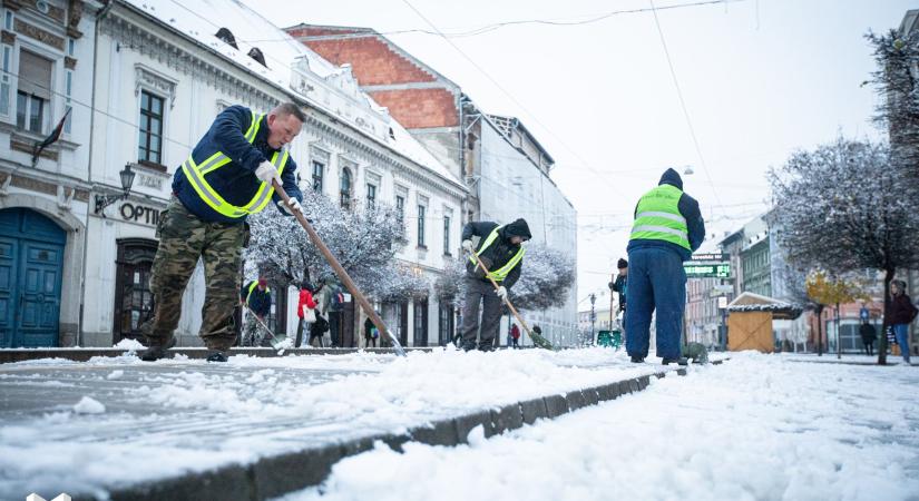 Kétszáztíz ember tisztítja a miskolci utakat