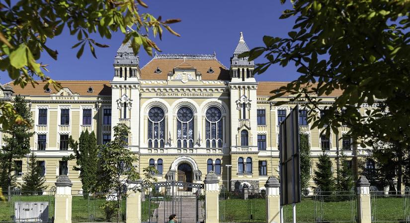 Ezt írta a szexuális kizsákmányolással megvádolt csíkszeredai tanárnak a korábbi osztálya