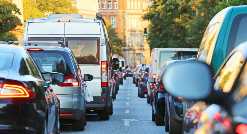Elakadtak a csúcsforgalomban, ezért a kocsiban született meg a baba