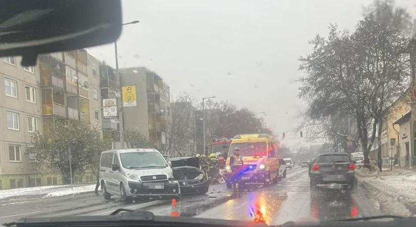 Csúnya eredménye lett egy ütközésnek a Szentpéteri kapuban - fotóval