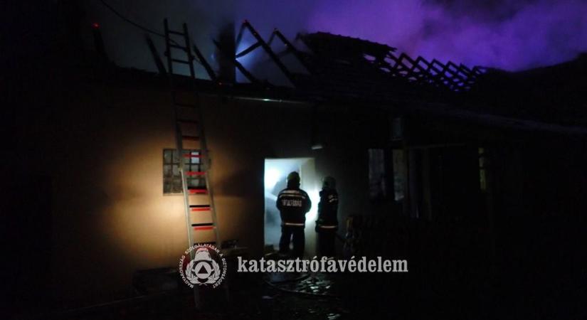 Kazánházból indult a tűz, a tetőre is átterjedt Csempeszkopácson