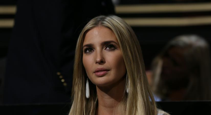 Így még sohasem láthattuk Ivanka Trumpot: lila fürdőruhában kapták lencsevégre szörfözés közben