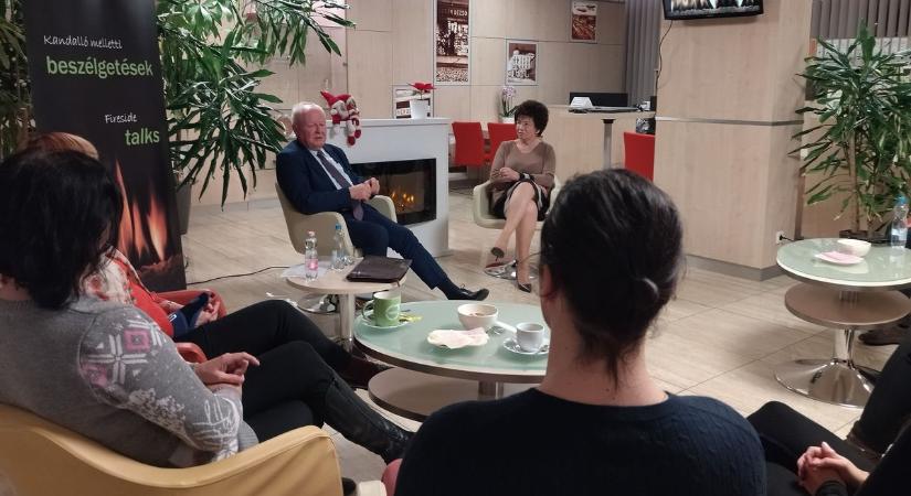 Első alkalommal jelentkezett a hajdú-bihari iparkamara a Kandalló melletti beszélgetéssel