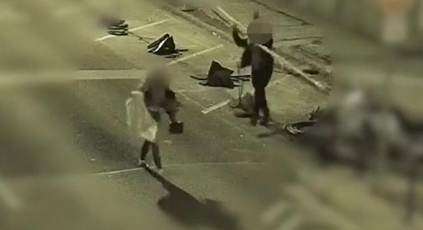 Megütötte, megrúgta és megharapta csinos szőke barátnőjét egy férfi Budapesten - videó