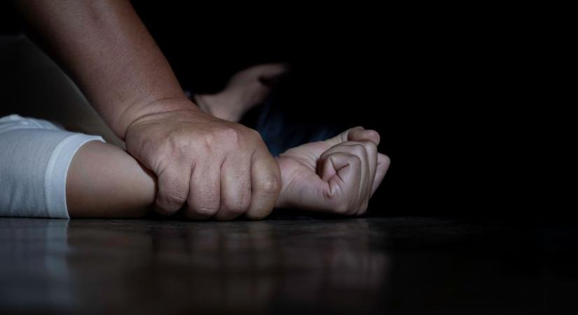 Évekig molesztálta kiskorú mostohalányát a férfi, ítéletet hirdettek az ügyben