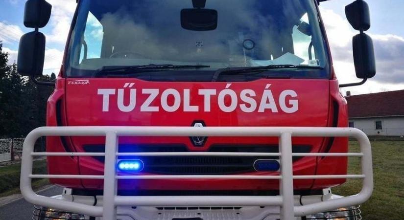 Árokba hajtott egy autó, akadályozza a forgalmat Besenyőtelken