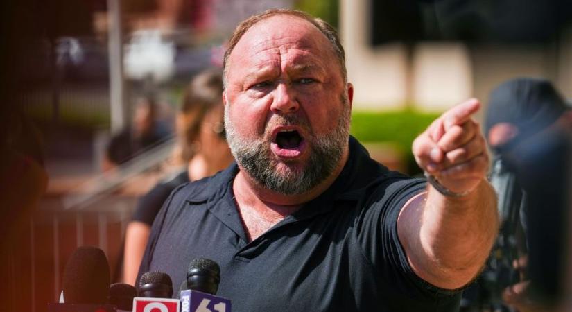Alex Jones inkább fenntartja a luxus életmódját, de nem fizet kártérítést a megölt gyerekek hozzátartozóinak