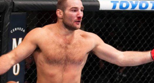 Videón látható, ahogy a UFC bajnok Sean Strickland fegyvert fogott egy férfira az otthona előtt