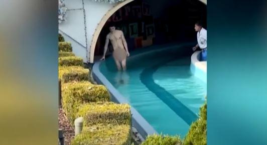 Bedrogozva, meztelenül mutogatta magát egy férfi Disneylandban - videó