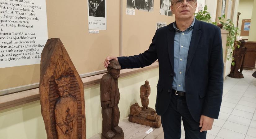 A szörpös üvegre faragta dugóként az első miniszobrát