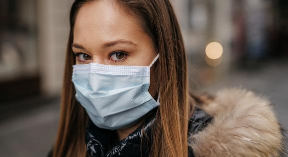 Hároméves késéssel, most kapták meg az iskolák a koronavírus elleni védőmaszkokat Galacon
