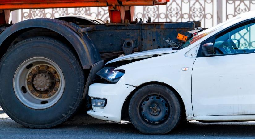 Lesodródott az útról, majd kamionnal ütközött egy személyautó a 4-esen, Abonynál