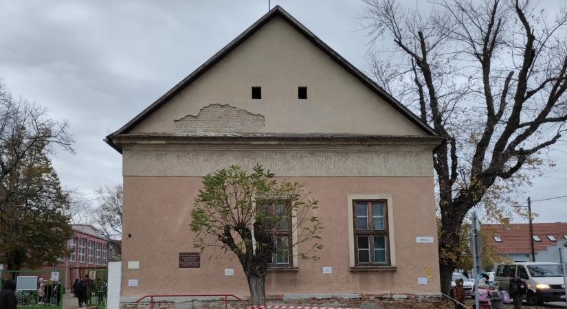 Leszakadt a vakolat az iskola homlokzatáról