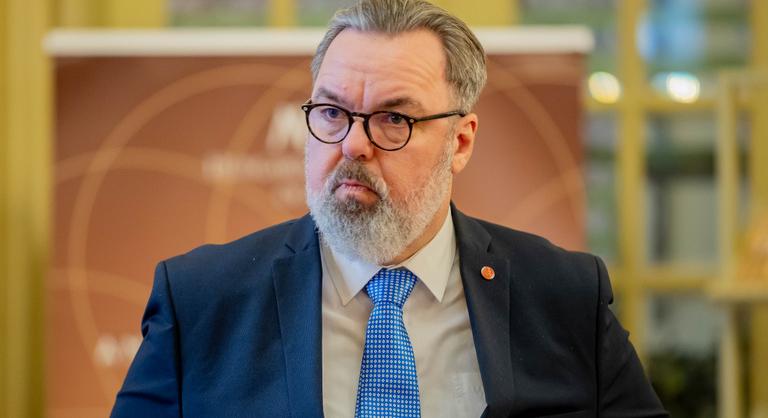L. Simon László nem borította fel a rendet, de „túltolta a biciklit”