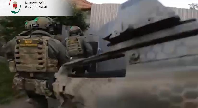 Szír férfi terítette a csempészcigit – videó