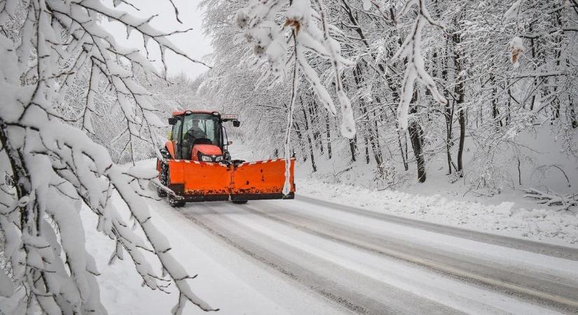 A mátrai utakat is járják a közút munkagépei már hétfő este óta