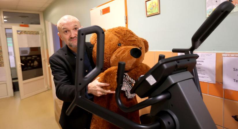 Új eszközök a pécsi klinikán: a daganatos piciknek nyújtanak segítséget