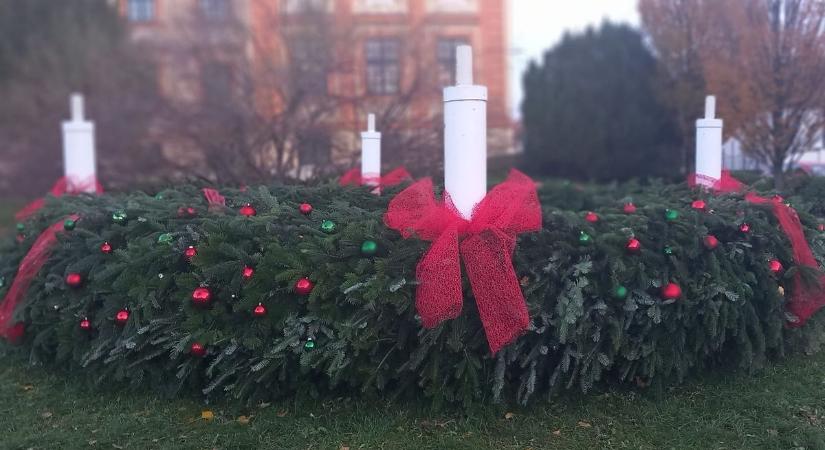 Eltűntek a díszek a komáromi adventi koszorúról