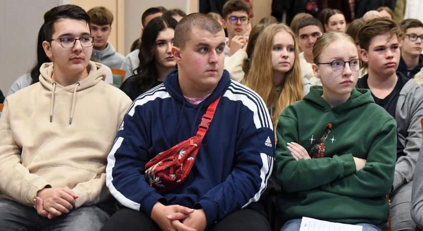 Hiánypótló előadásra várta a gimnazistákat az MCC az Aba-Novák Agórában