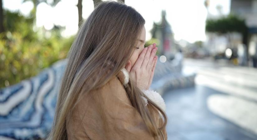 Közösen mentették meg a nőt a kihűléstől