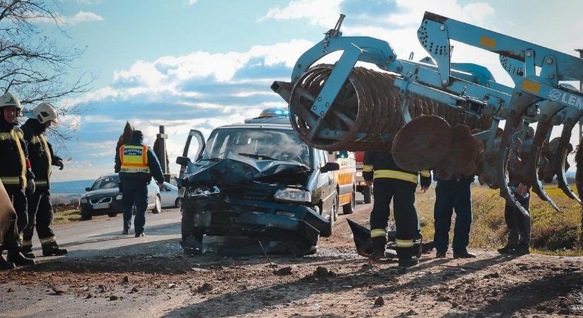 Autó és mezőgazdasági vontató ütközött a 65-ös úton