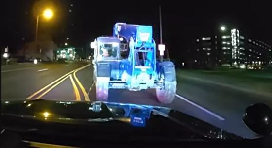 Egy órán át üldöztek egy 12 éves gyereket, aki elkötött egy rakodógépet – videó