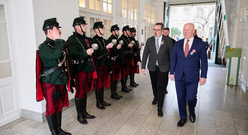 Lezsák Sándor: L. Simon túltolta a biciklit