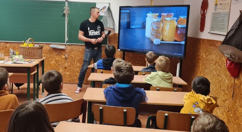 A méhek és a méhészek életével ismerkedtek a petőfiszállási diákok – galériával