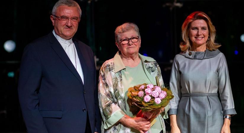 Az abonyi karitászcsoport vezetője kapta a Szent Erzsébet rózsája díjat